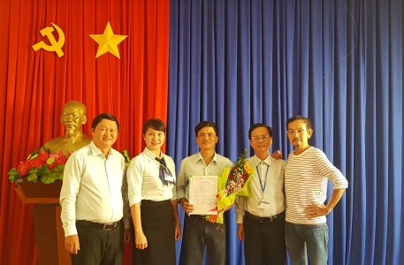 Ban lãnh đạo Đoàn trao quyết định bổ nhiệm và tặng hoa chúc mừng Phó Trưởng phòng NTBD cho đ/c Trần Văn Đông