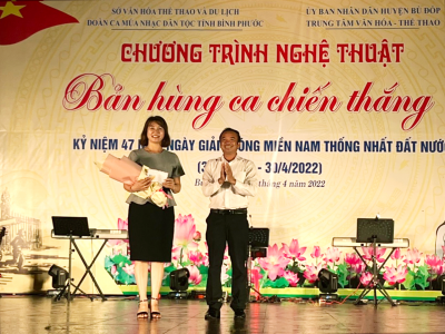 Đồng chí Nguyễn Minh Phong - Phó Chủ tịch UBND huyện tặng hoa chúc mừng Đoàn ca múa nhạc dân tộc tỉnh.