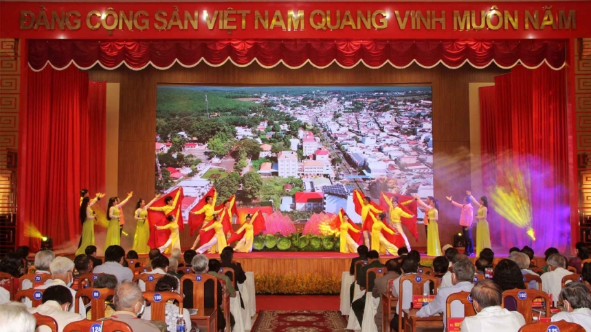 Các tiết mục biểu diễn nghệ thuật đặc sắc do Đoàn ca múa nhạc dân tộc tỉnh biểu diễn tại buổi lễ kỷ niệm 50 năm ngày giải phóng Lộc Ninh